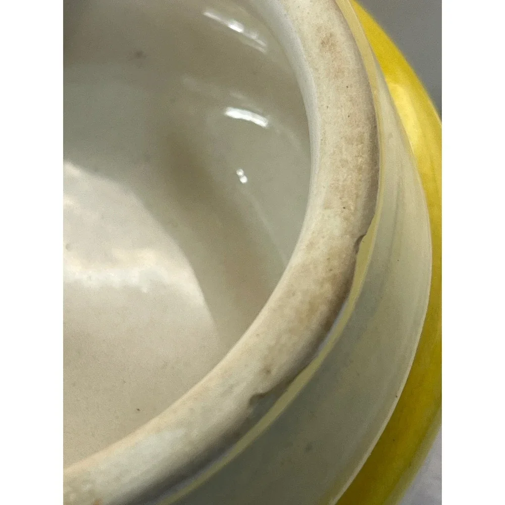 Sap trading co, Chili Pepper Kitchen Canister 3D Raised Relief White Jar 7in vnt
